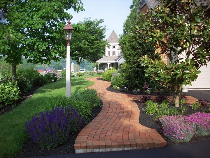 Brick and cobblestone patio